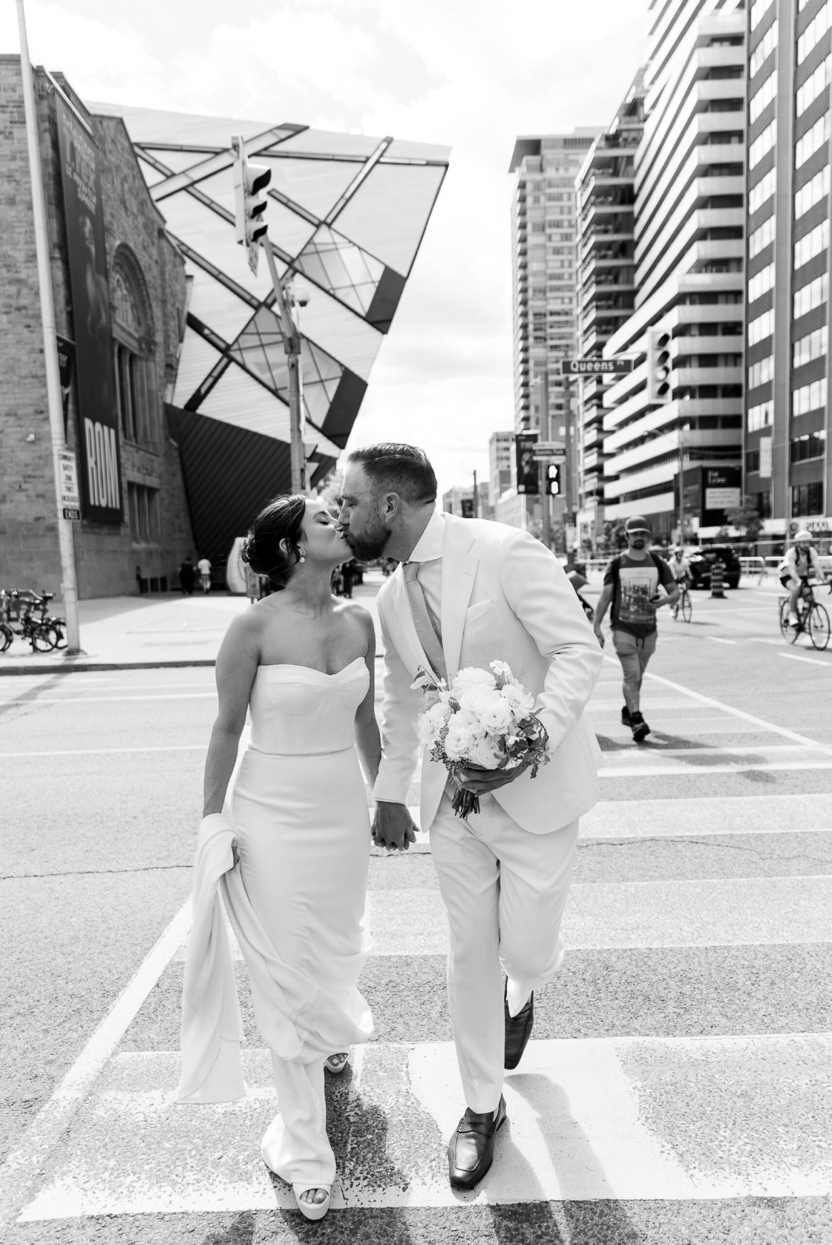 ROM, Kiss, Glass Building, Toronto Jewish Wedding, Zsuzsi Pal Photography, Black and White